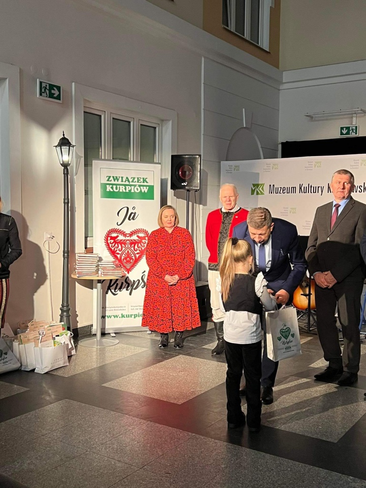 Wigilijne spotkanie Związku Kurpiów z premierą książki “Mały Kśę̈ć po kurpśosku” [21.12.2022] - zdjęcie #19 - eOstroleka.pl