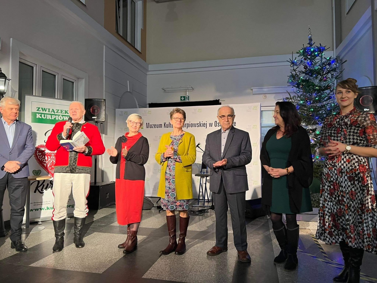Wigilijne spotkanie Związku Kurpiów z premierą książki “Mały Kśę̈ć po kurpśosku” [21.12.2022] - zdjęcie #17 - eOstroleka.pl