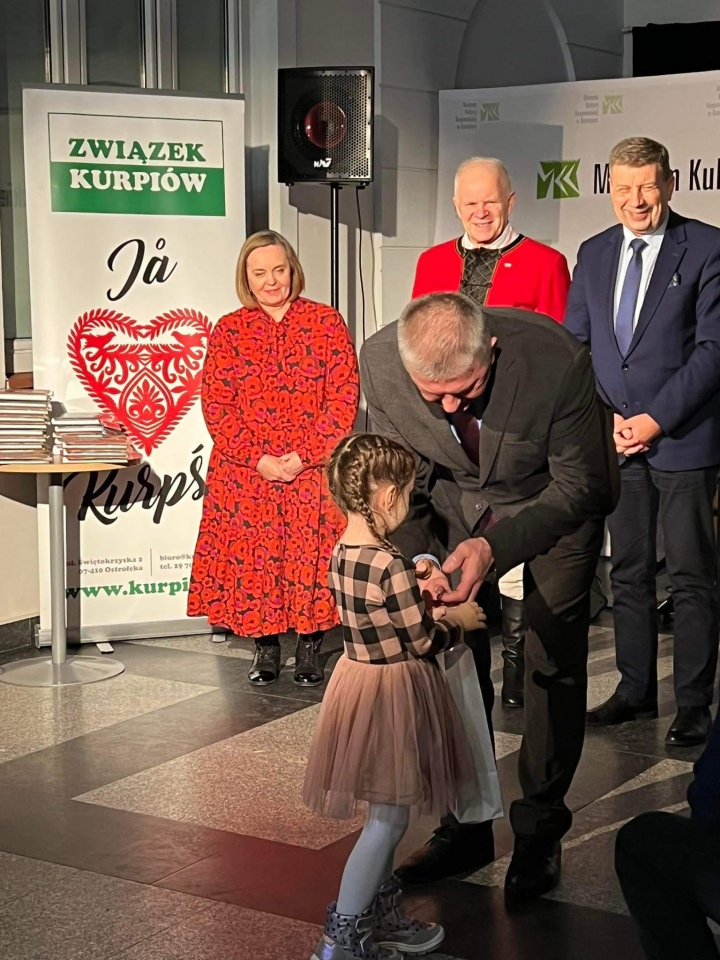 Wigilijne spotkanie Związku Kurpiów z premierą książki “Mały Kśę̈ć po kurpśosku” [21.12.2022] - zdjęcie #32 - eOstroleka.pl