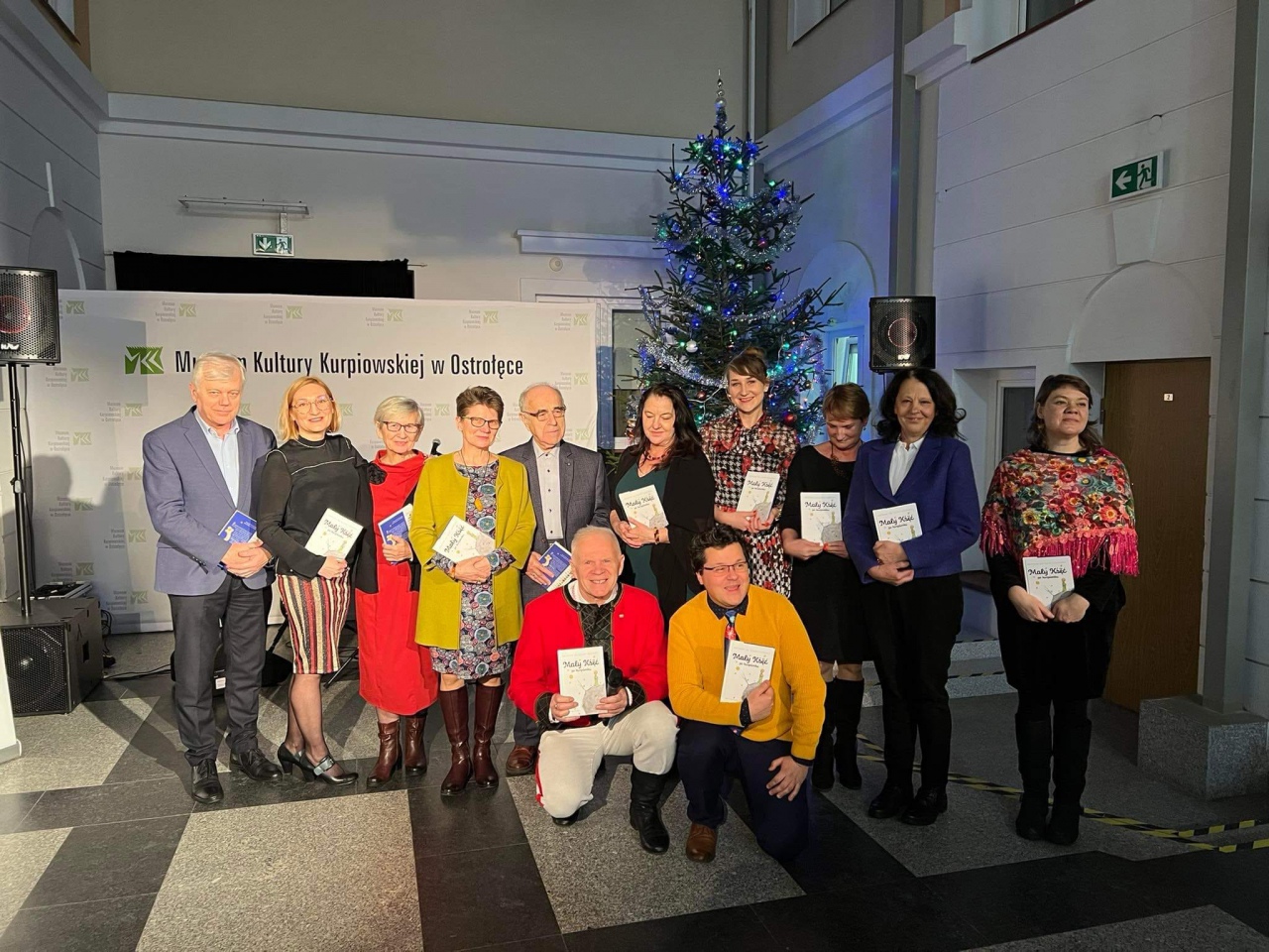 Wigilijne spotkanie Związku Kurpiów z premierą książki “Mały Kśę̈ć po kurpśosku” [21.12.2022] - zdjęcie #7 - eOstroleka.pl