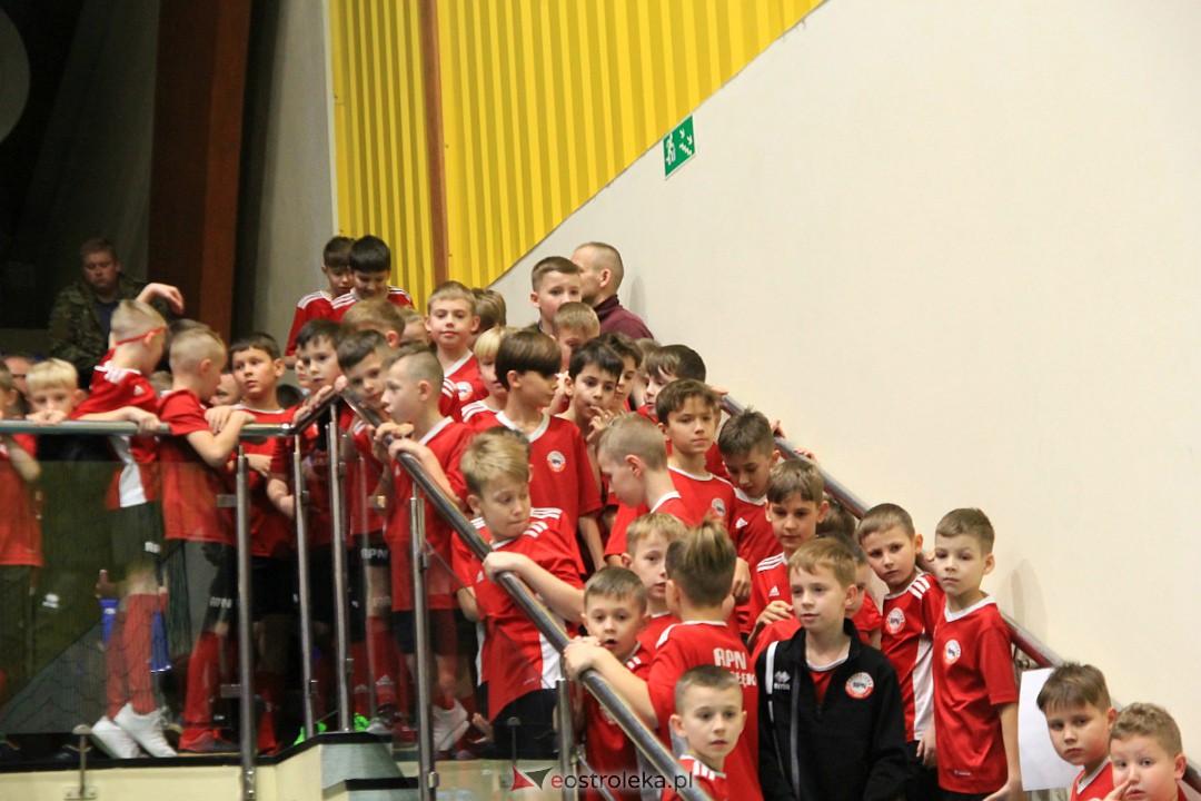 Świąteczna niespodzianka dla wychowanków Ostrołęckiej Akademii Piłki Nożnej [21.12.2022] - zdjęcie #99 - eOstroleka.pl