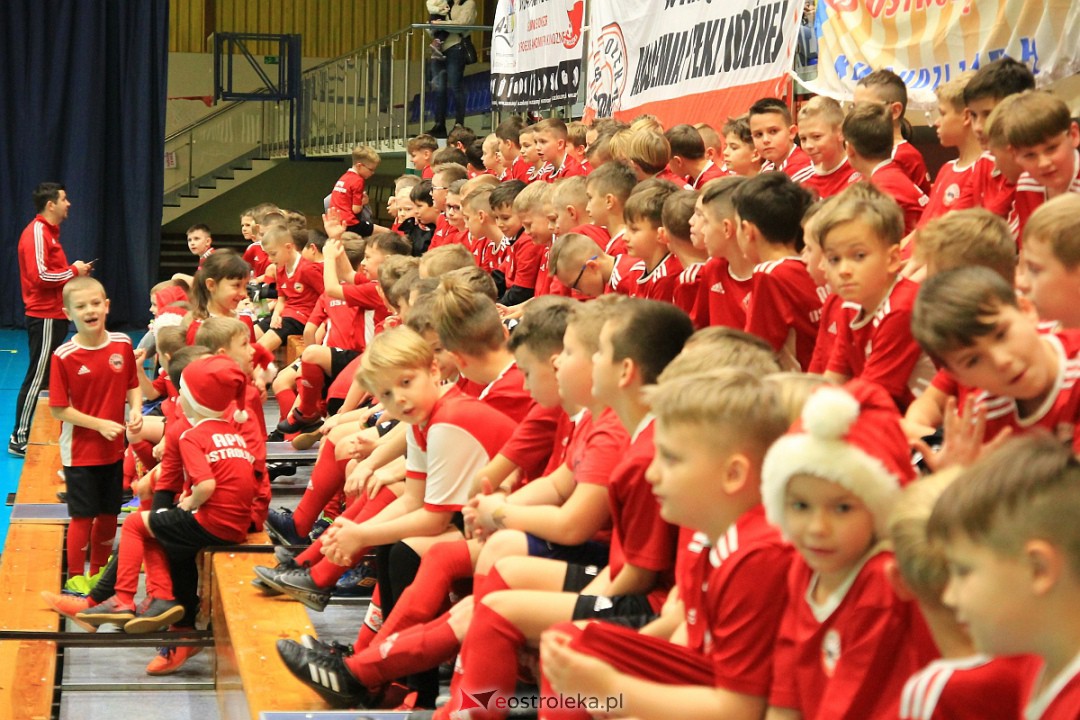 Świąteczna niespodzianka dla wychowanków Ostrołęckiej Akademii Piłki Nożnej [21.12.2022] - zdjęcie #40 - eOstroleka.pl