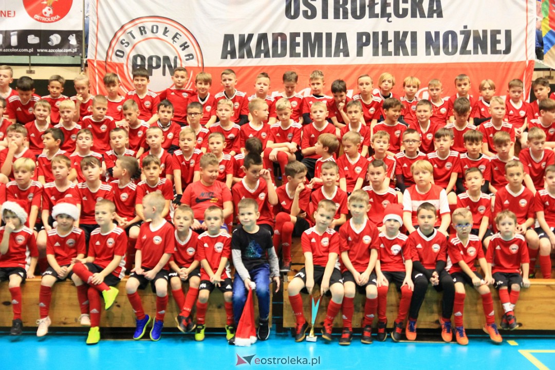 Świąteczna niespodzianka dla wychowanków Ostrołęckiej Akademii Piłki Nożnej [21.12.2022] - zdjęcie #50 - eOstroleka.pl