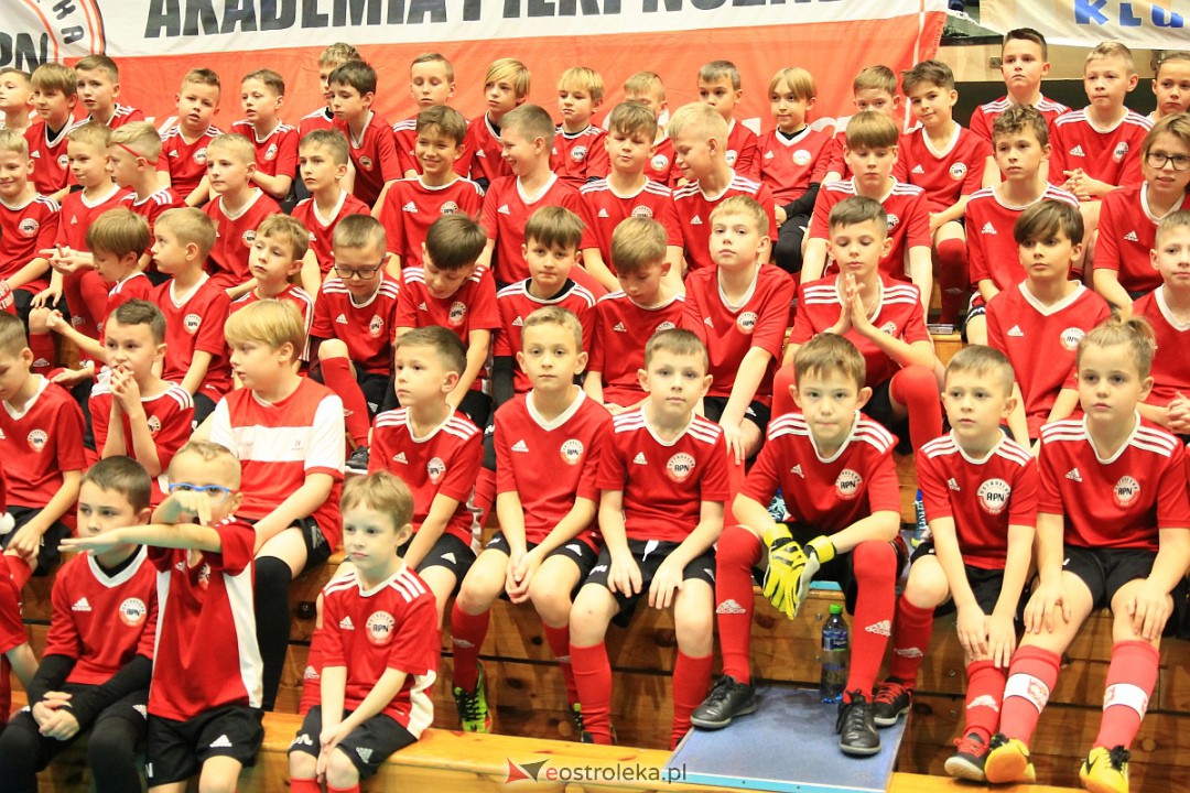 Świąteczna niespodzianka dla wychowanków Ostrołęckiej Akademii Piłki Nożnej [21.12.2022] - zdjęcie #62 - eOstroleka.pl