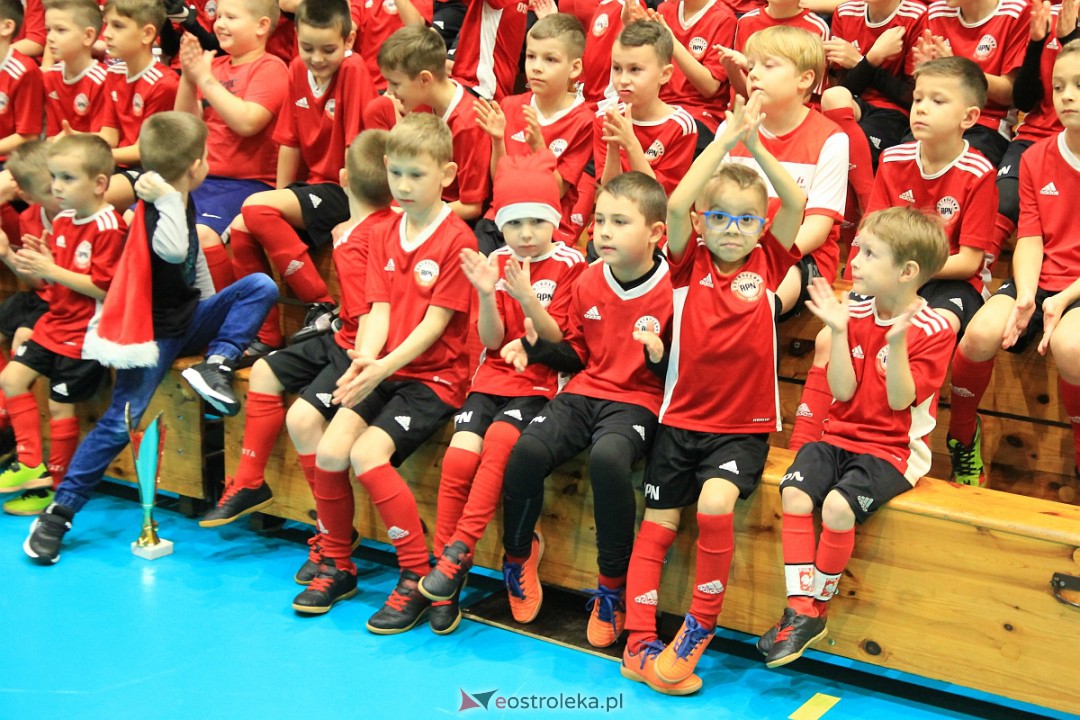 Świąteczna niespodzianka dla wychowanków Ostrołęckiej Akademii Piłki Nożnej [21.12.2022] - zdjęcie #64 - eOstroleka.pl