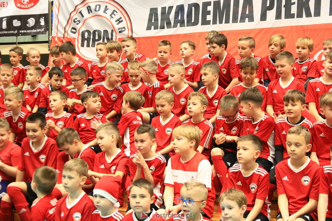 Świąteczna niespodzianka dla wychowanków Ostrołęckiej Akademii Piłki Nożnej [21.12.2022] - zdjęcie #40 - eOstroleka.pl