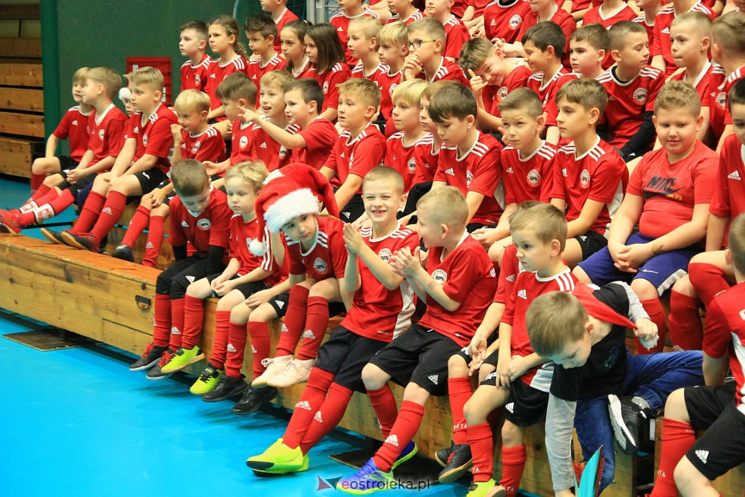 Świąteczna niespodzianka dla wychowanków Ostrołęckiej Akademii Piłki Nożnej [21.12.2022] - zdjęcie #38 - eOstroleka.pl