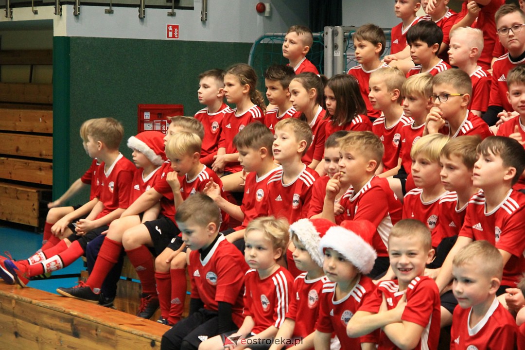 Świąteczna niespodzianka dla wychowanków Ostrołęckiej Akademii Piłki Nożnej [21.12.2022] - zdjęcie #37 - eOstroleka.pl