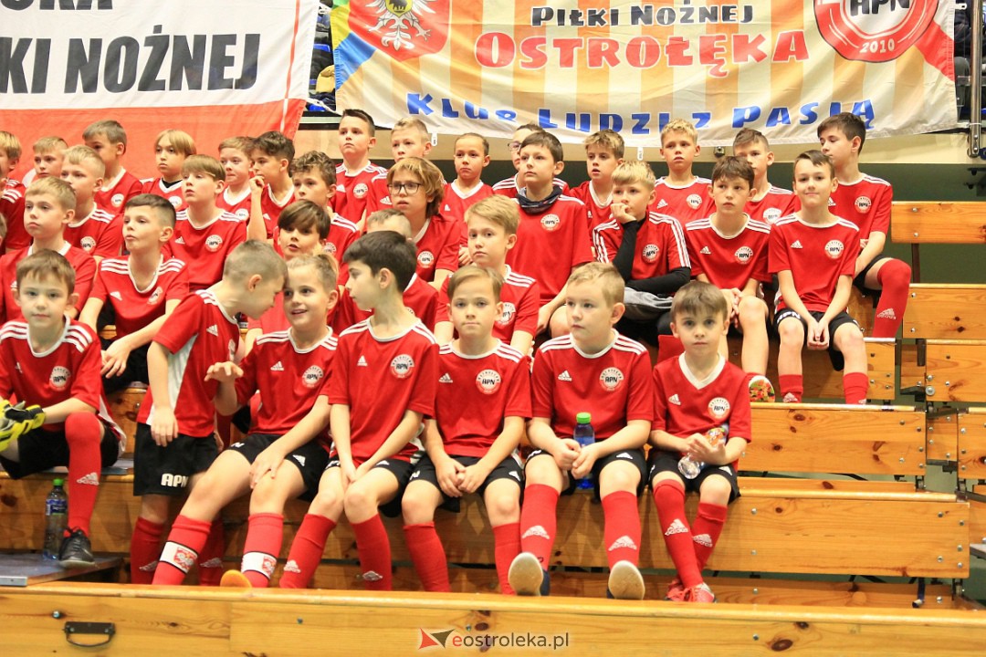 Świąteczna niespodzianka dla wychowanków Ostrołęckiej Akademii Piłki Nożnej [21.12.2022] - zdjęcie #35 - eOstroleka.pl
