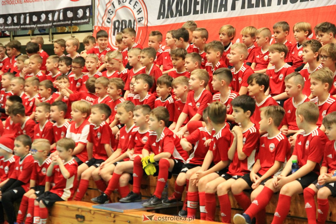 Świąteczna niespodzianka dla wychowanków Ostrołęckiej Akademii Piłki Nożnej [21.12.2022] - zdjęcie #74 - eOstroleka.pl