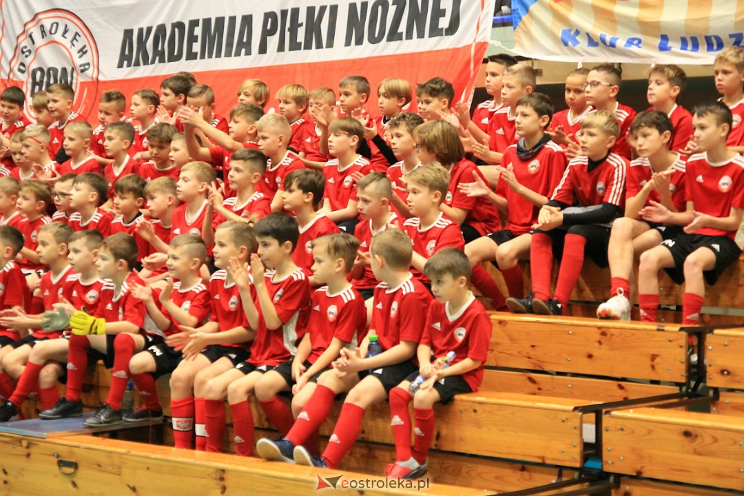 Świąteczna niespodzianka dla wychowanków Ostrołęckiej Akademii Piłki Nożnej [21.12.2022] - zdjęcie #75 - eOstroleka.pl