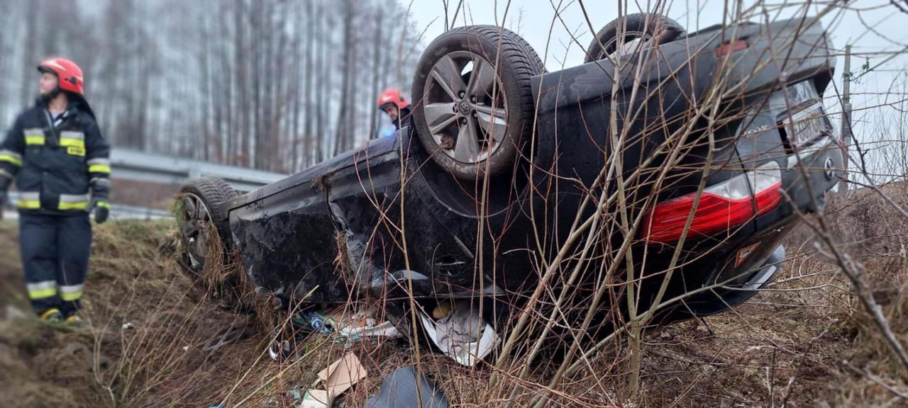 Niebezpieczny wypadek w Pasiekach. Osobówką podróżowały trzy osoby [22.12.2022] - zdjęcie #1 - eOstroleka.pl