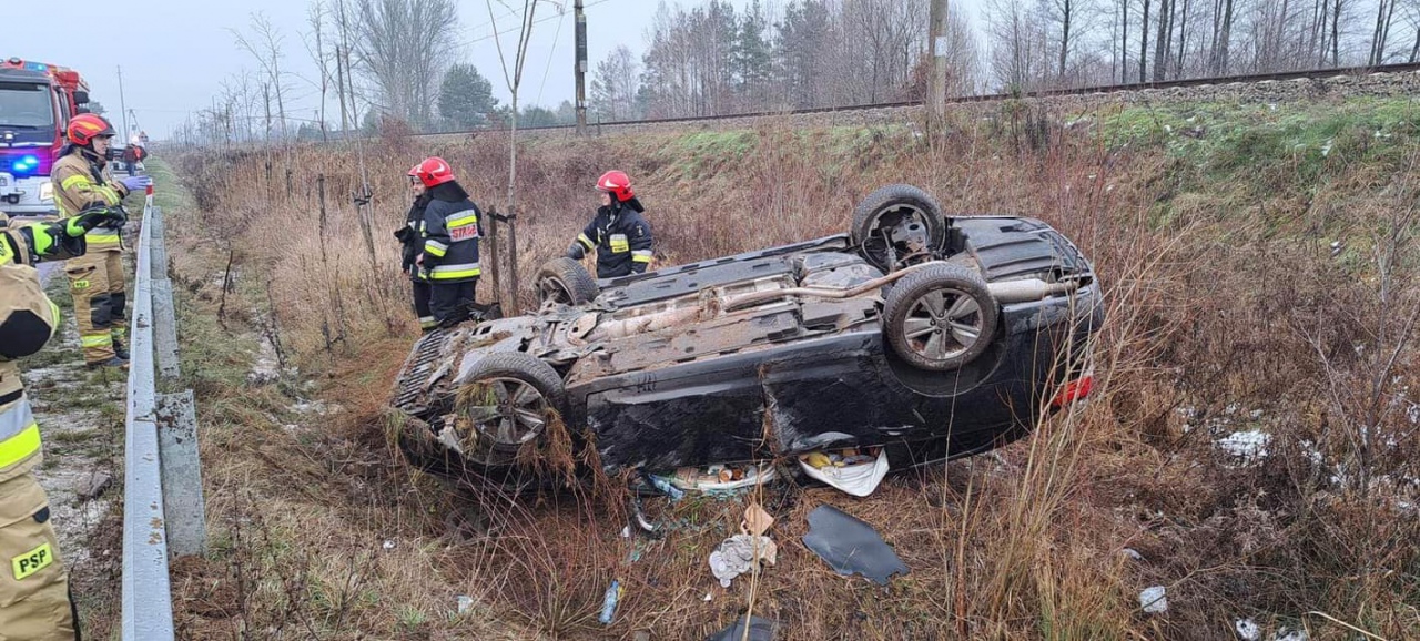 Niebezpieczny wypadek w Pasiekach. Osobówką podróżowały trzy osoby [22.12.2022] - zdjęcie #4 - eOstroleka.pl