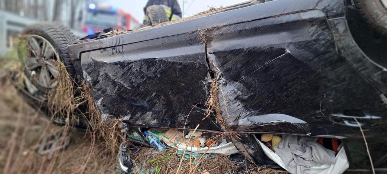 Niebezpieczny wypadek w Pasiekach. Osobówką podróżowały trzy osoby [22.12.2022] - zdjęcie #3 - eOstroleka.pl