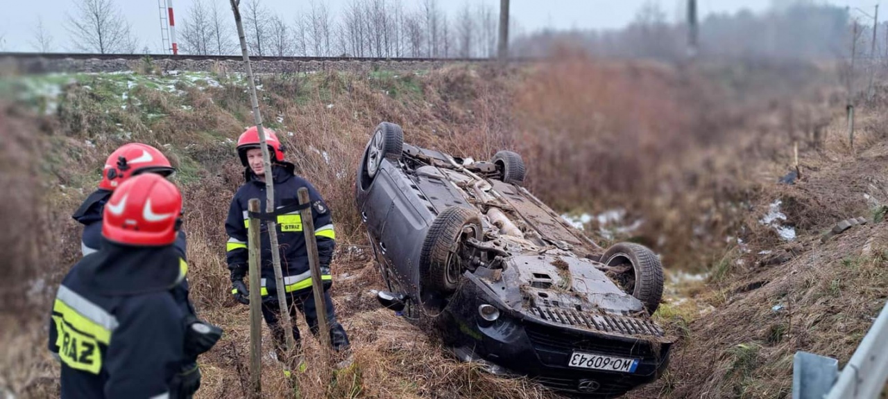 Niebezpieczny wypadek w Pasiekach. Osobówką podróżowały trzy osoby [22.12.2022] - zdjęcie #4 - eOstroleka.pl
