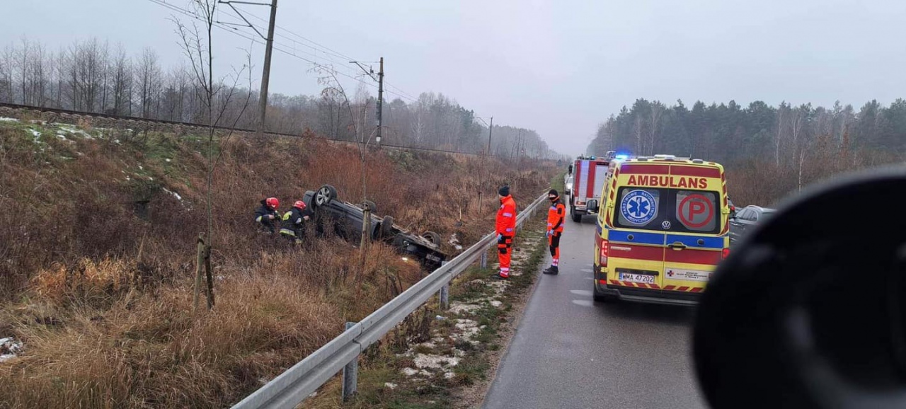 Niebezpieczny wypadek w Pasiekach. Osobówką podróżowały trzy osoby [22.12.2022] - zdjęcie #5 - eOstroleka.pl