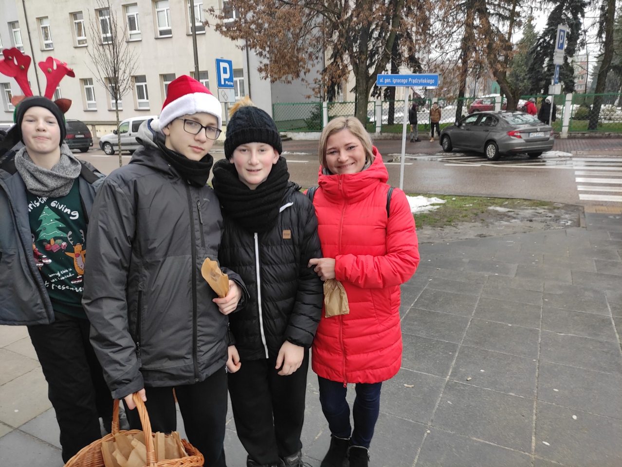 Rozdawali pierniki za serdeczne uśmiechy. “Piątka” wróciła ze wspaniałą akcją [22.12.2022] - zdjęcie #44 - eOstroleka.pl