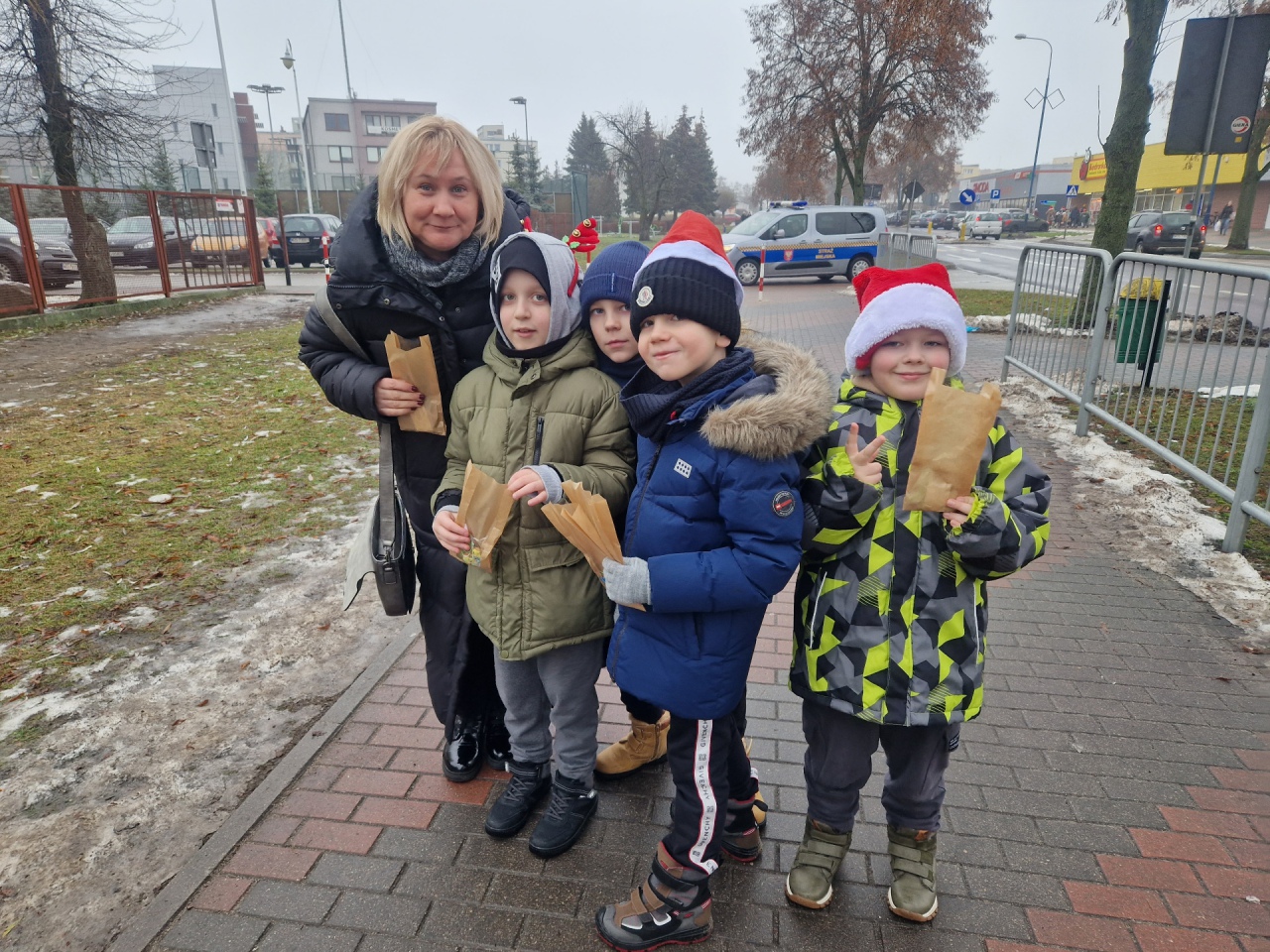 Rozdawali pierniki za serdeczne uśmiechy. “Piątka” wróciła ze wspaniałą akcją [22.12.2022] - zdjęcie #56 - eOstroleka.pl