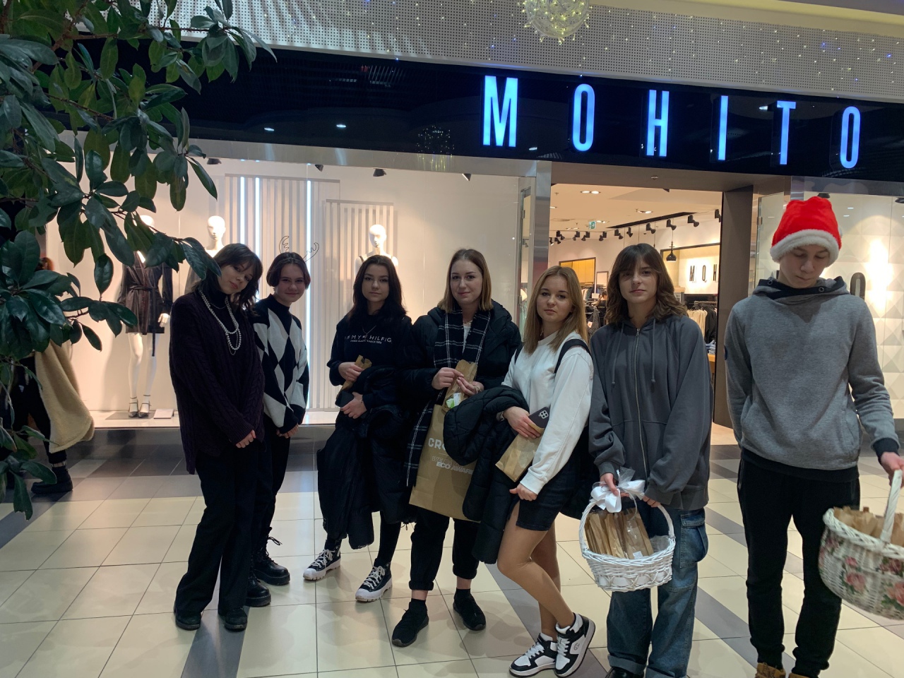 Rozdawali pierniki za serdeczne uśmiechy. “Piątka” wróciła ze wspaniałą akcją [22.12.2022] - zdjęcie #10 - eOstroleka.pl