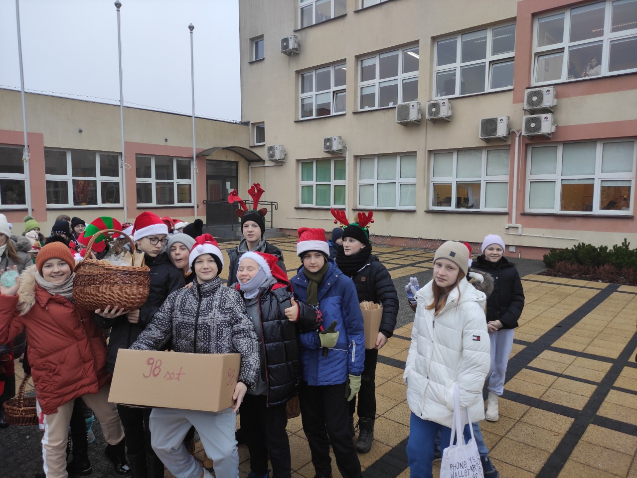 Rozdawali pierniki za serdeczne uśmiechy. “Piątka” wróciła ze wspaniałą akcją [22.12.2022] - zdjęcie #8 - eOstroleka.pl