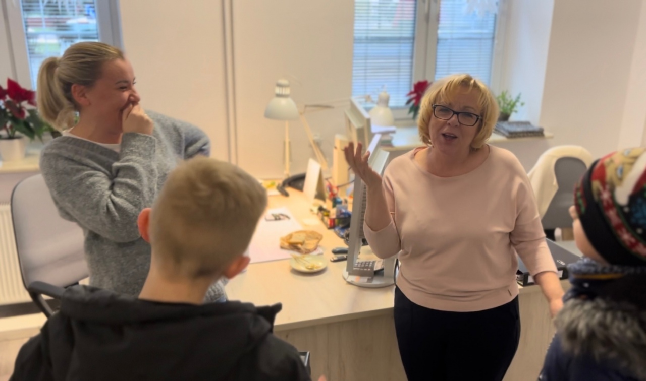 Rozdawali pierniki za serdeczne uśmiechy. “Piątka” wróciła ze wspaniałą akcją [22.12.2022] - zdjęcie #6 - eOstroleka.pl