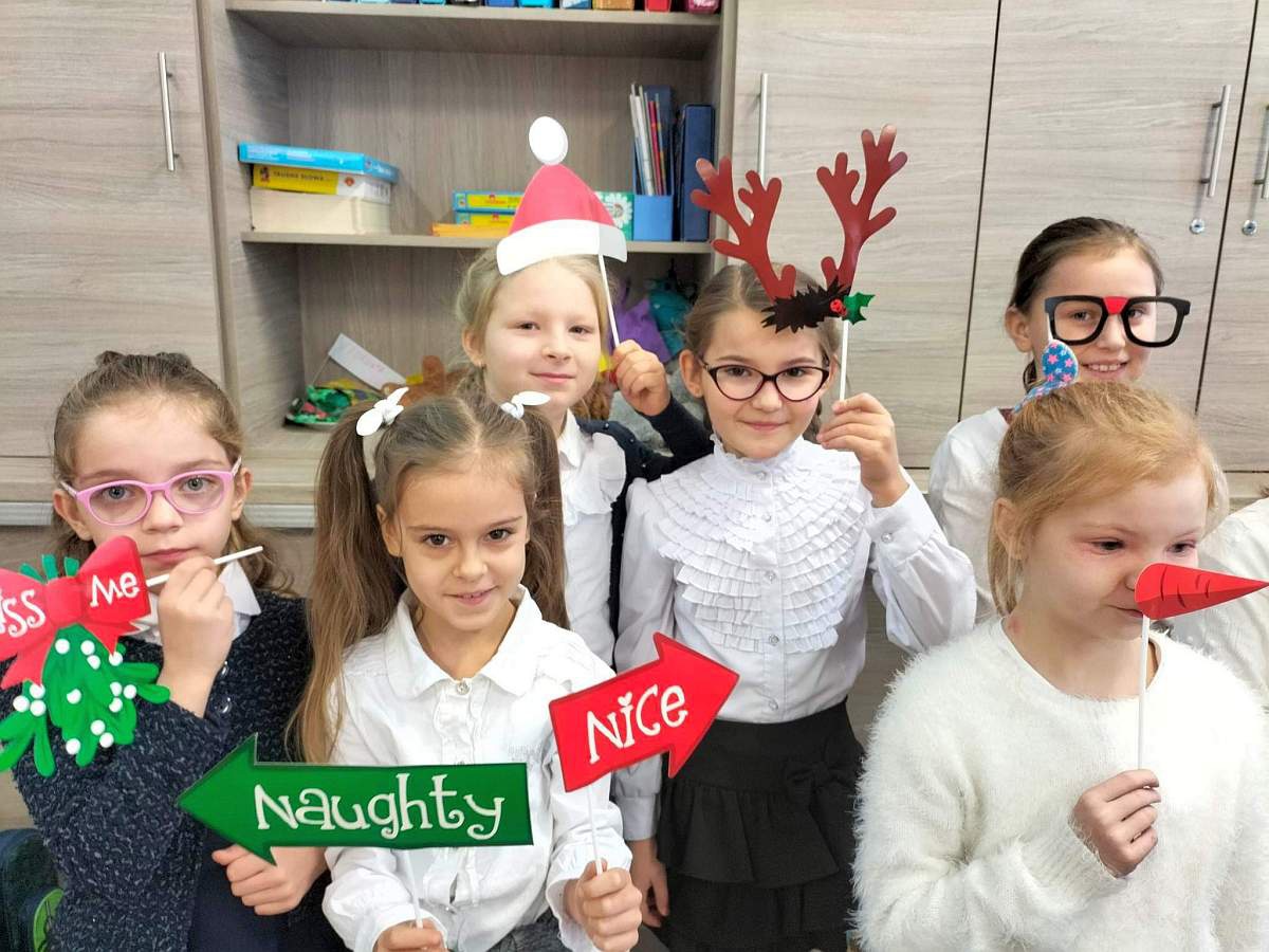 Świątecznie i na wesoło w Szkole Podstawowej nr 2 w Ostrołęce - zdjęcie #7 - eOstroleka.pl