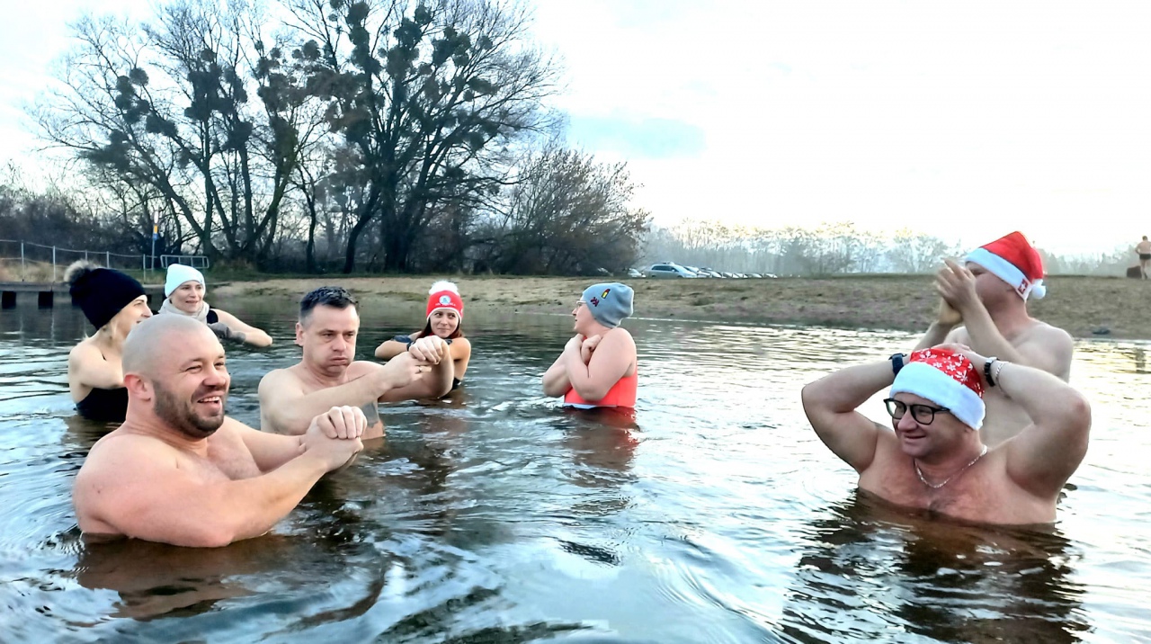 Zza wigilijnego stołu prosto do… lodowatej rzeki [27.12.2022] - zdjęcie #5 - eOstroleka.pl