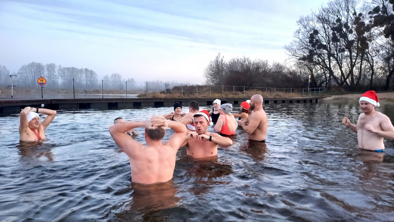 Zza wigilijnego stołu prosto do… lodowatej rzeki [27.12.2022] - zdjęcie #3 - eOstroleka.pl
