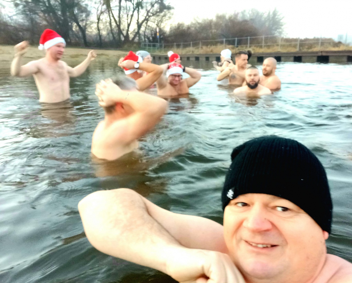 Zza wigilijnego stołu prosto do… lodowatej rzeki [27.12.2022] - zdjęcie #2 - eOstroleka.pl
