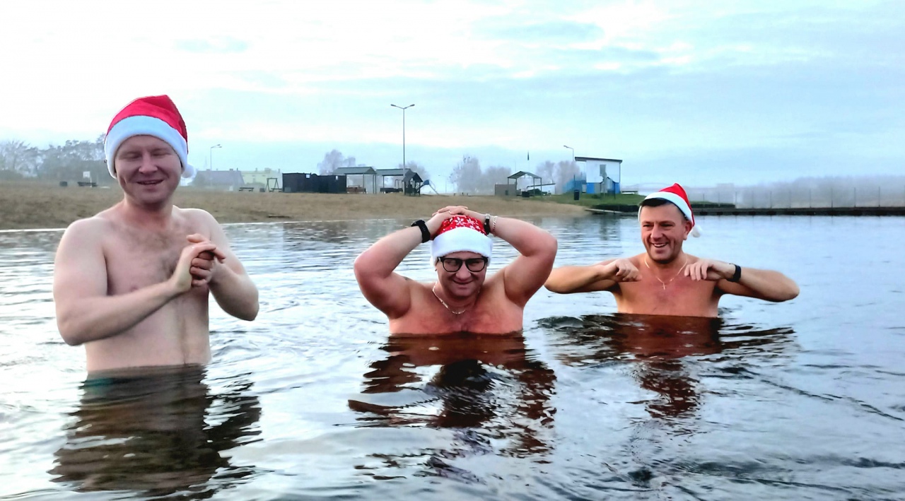 Zza wigilijnego stołu prosto do… lodowatej rzeki [27.12.2022] - zdjęcie #1 - eOstroleka.pl