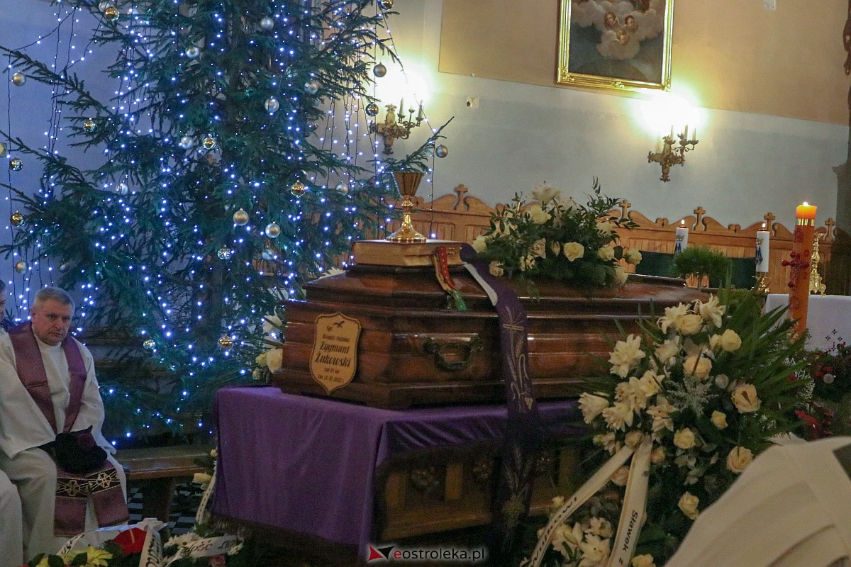 Pogrzeb ks. Zygmunta Żukowskiego [28.12.2022] - zdjęcie #13 - eOstroleka.pl