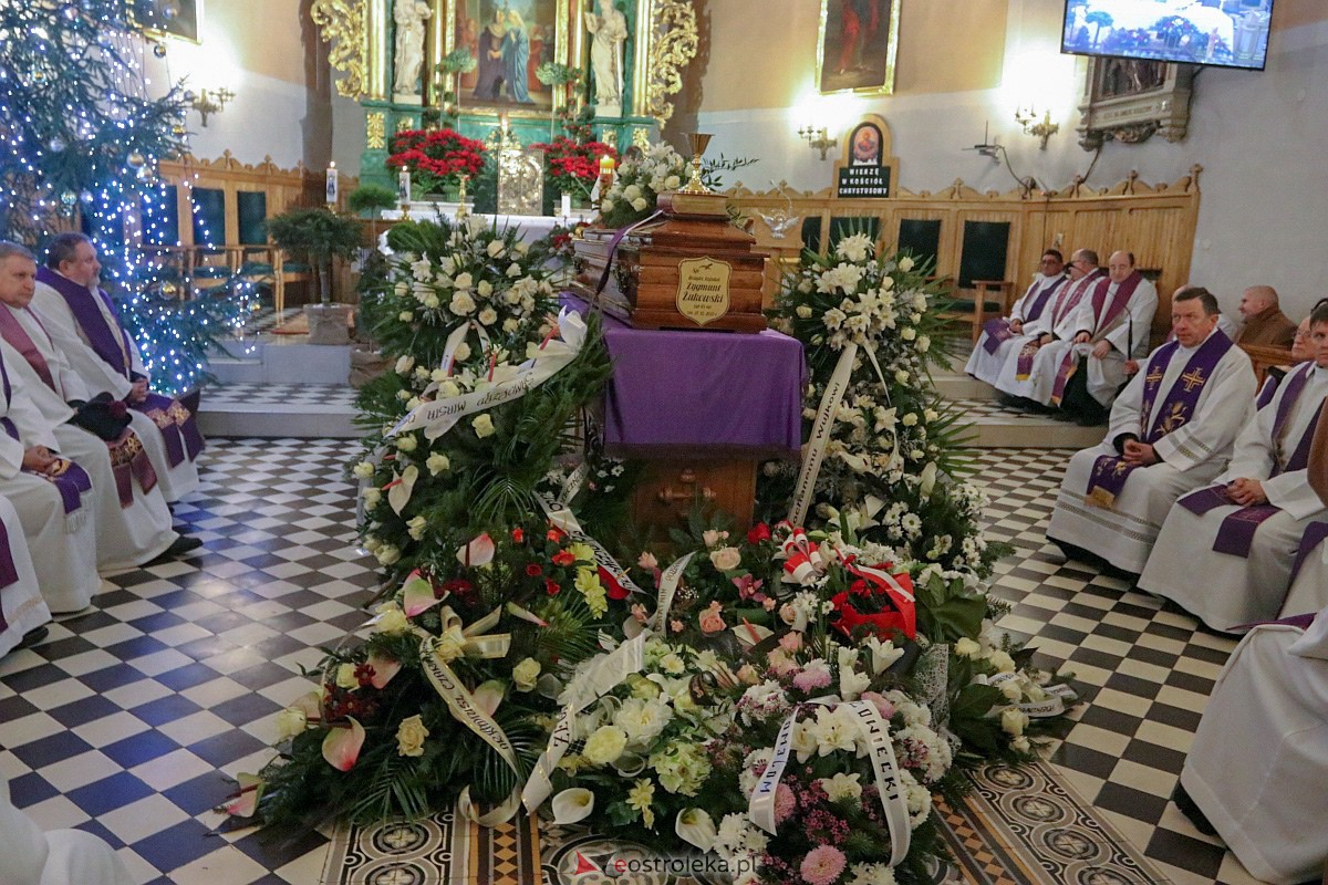 Pogrzeb ks. Zygmunta Żukowskiego [28.12.2022] - zdjęcie #30 - eOstroleka.pl
