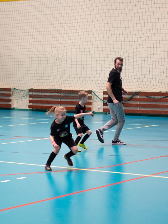 Rodzinne granie w Akademii Młodego Piłkarza - zdjęcie #32 - eOstroleka.pl