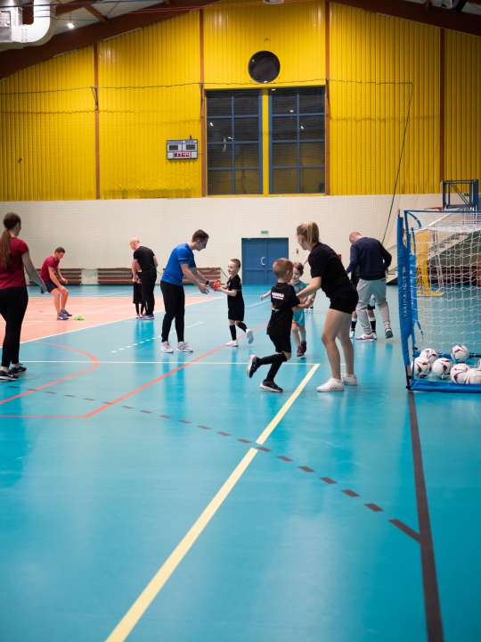 Rodzinne granie w Akademii Młodego Piłkarza - zdjęcie #72 - eOstroleka.pl
