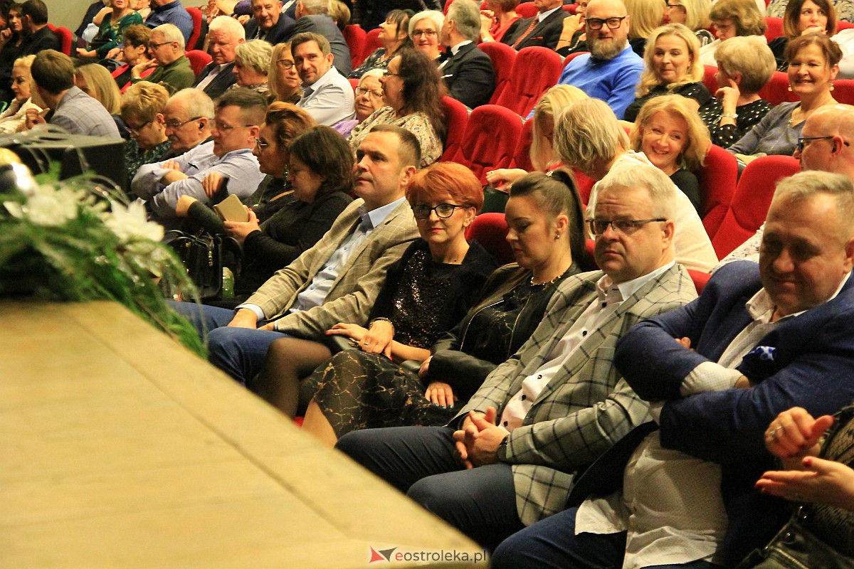 Sylwestrowa gala w OCK - Teatr Brodway ze Szczecina [31.12.2022] - zdjęcie #6 - eOstroleka.pl