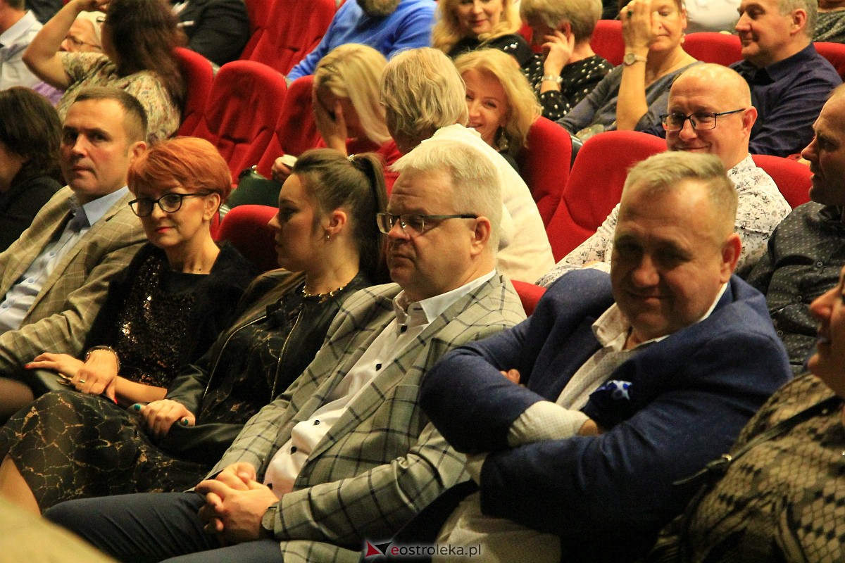 Sylwestrowa gala w OCK - Teatr Brodway ze Szczecina [31.12.2022] - zdjęcie #7 - eOstroleka.pl
