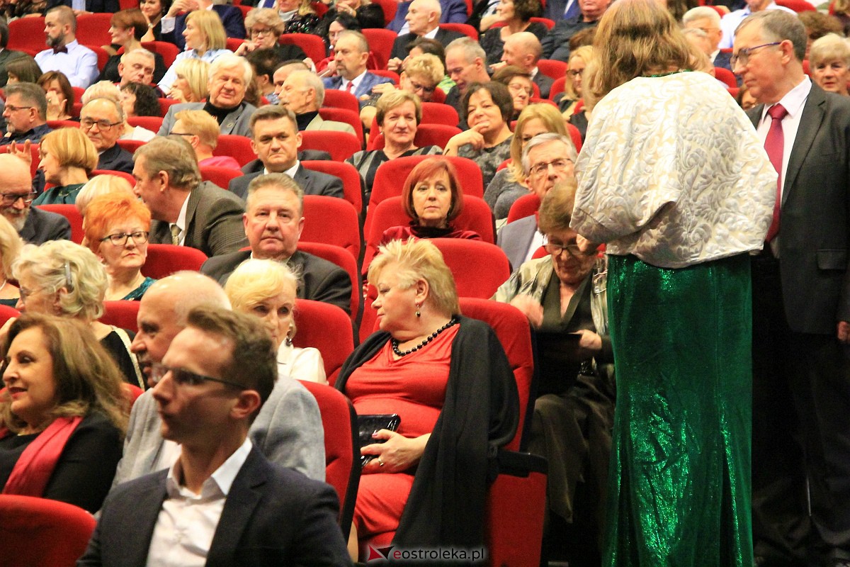 Sylwestrowa gala w OCK - Teatr Brodway ze Szczecina [31.12.2022] - zdjęcie #17 - eOstroleka.pl