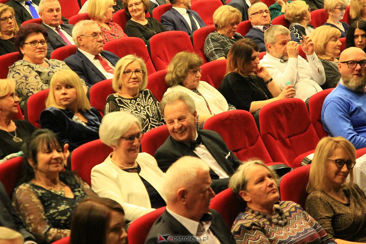 Sylwestrowa gala w OCK - Teatr Brodway ze Szczecina [31.12.2022] - zdjęcie #35 - eOstroleka.pl