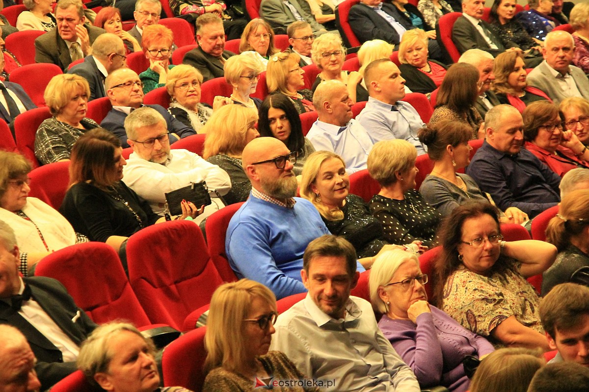 Sylwestrowa gala w OCK - Teatr Brodway ze Szczecina [31.12.2022] - zdjęcie #36 - eOstroleka.pl