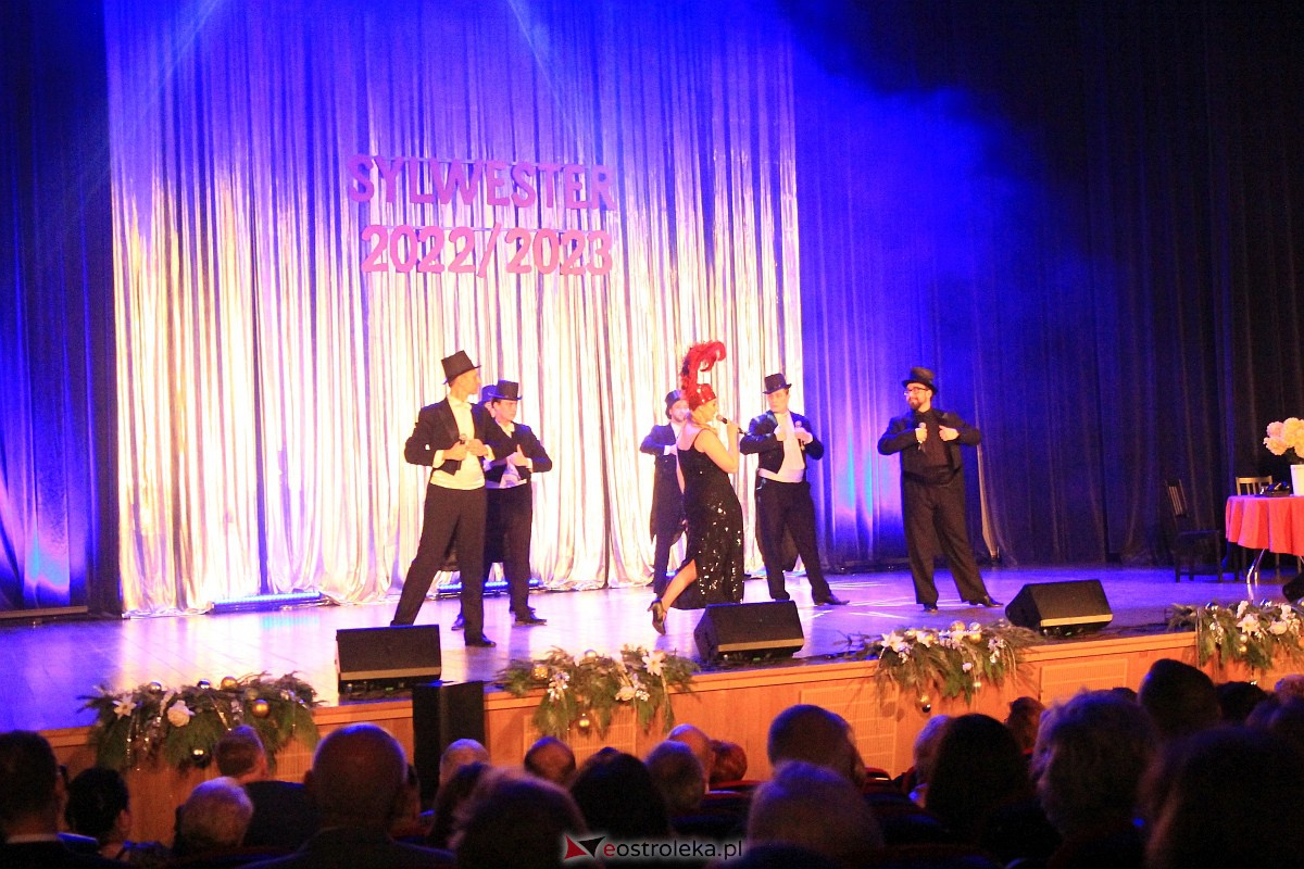 Sylwestrowa gala w OCK - Teatr Brodway ze Szczecina [31.12.2022] - zdjęcie #60 - eOstroleka.pl