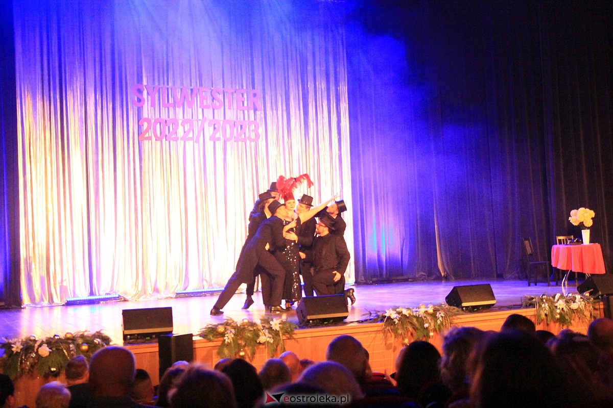 Sylwestrowa gala w OCK - Teatr Brodway ze Szczecina [31.12.2022] - zdjęcie #61 - eOstroleka.pl