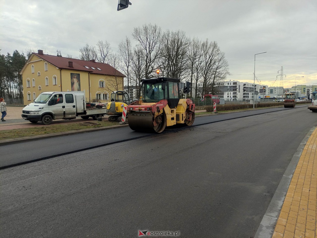Utrudnienia na Bohaterów Warszawy. Drogowcy kładą asfalt na remontowanych odcinkach jezdni [02.01.2023] - zdjęcie #1 - eOstroleka.pl