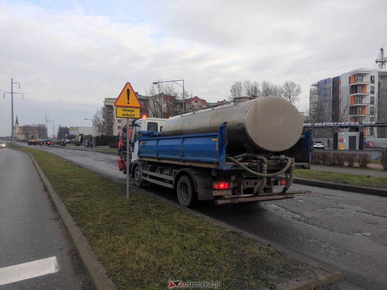 Utrudnienia na Bohaterów Warszawy. Drogowcy kładą asfalt na remontowanych odcinkach jezdni [02.01.2023] - zdjęcie #7 - eOstroleka.pl