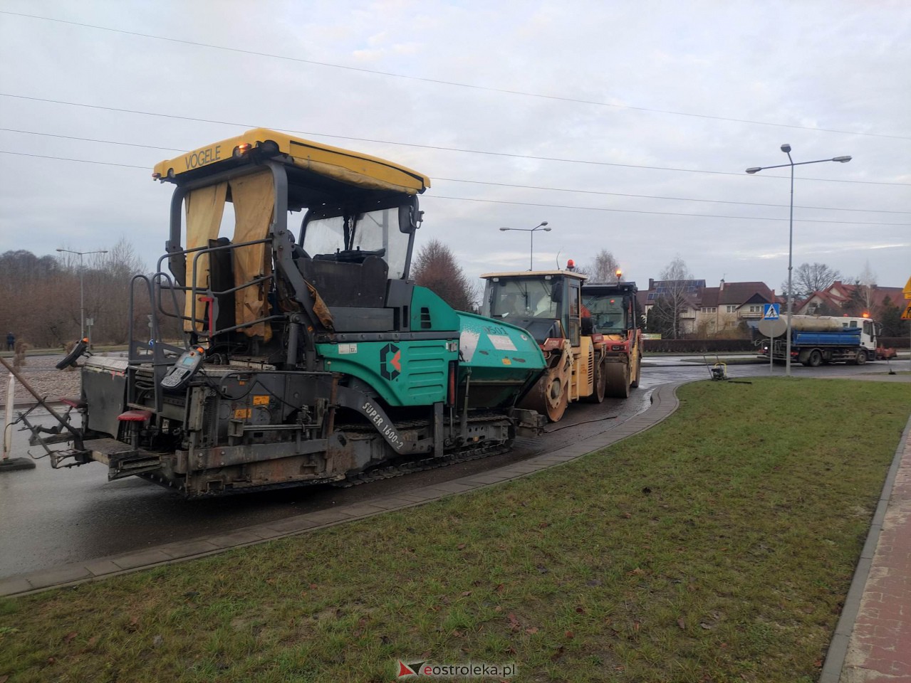 Utrudnienia na Bohaterów Warszawy. Drogowcy kładą asfalt na remontowanych odcinkach jezdni [02.01.2023] - zdjęcie #8 - eOstroleka.pl