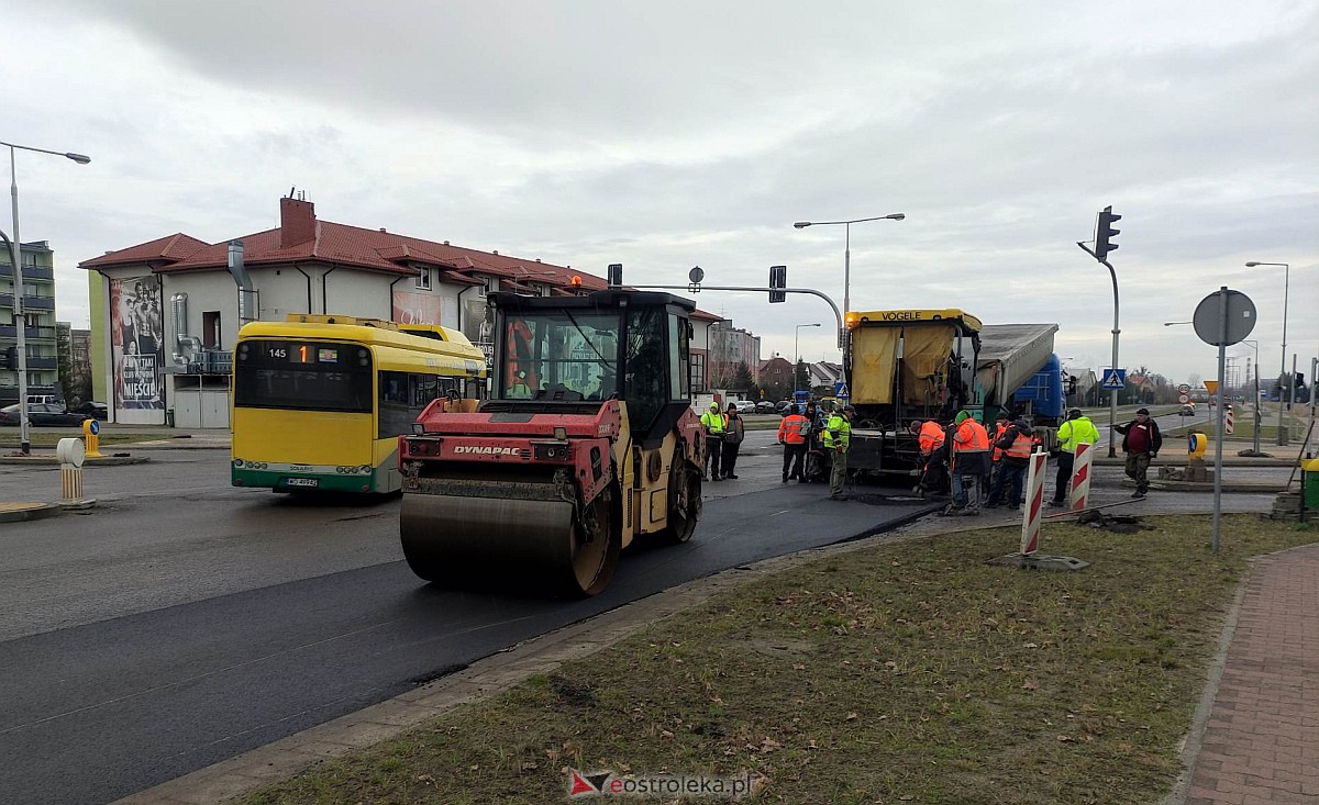 Utrudnienia na Bohaterów Warszawy. Drogowcy kładą asfalt na remontowanych odcinkach jezdni [02.01.2023] - zdjęcie #11 - eOstroleka.pl