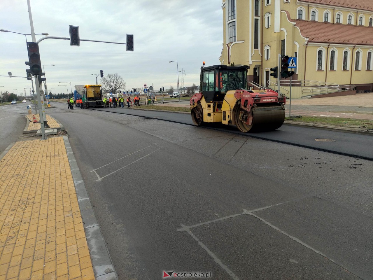 Utrudnienia na Bohaterów Warszawy. Drogowcy kładą asfalt na remontowanych odcinkach jezdni [02.01.2023] - zdjęcie #13 - eOstroleka.pl