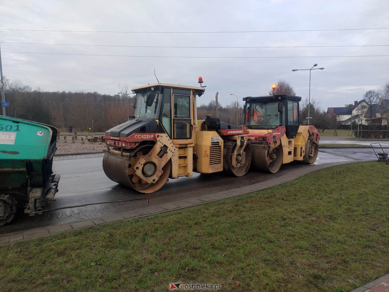 Utrudnienia na Bohaterów Warszawy. Drogowcy kładą asfalt na remontowanych odcinkach jezdni [02.01.2023] - zdjęcie #18 - eOstroleka.pl