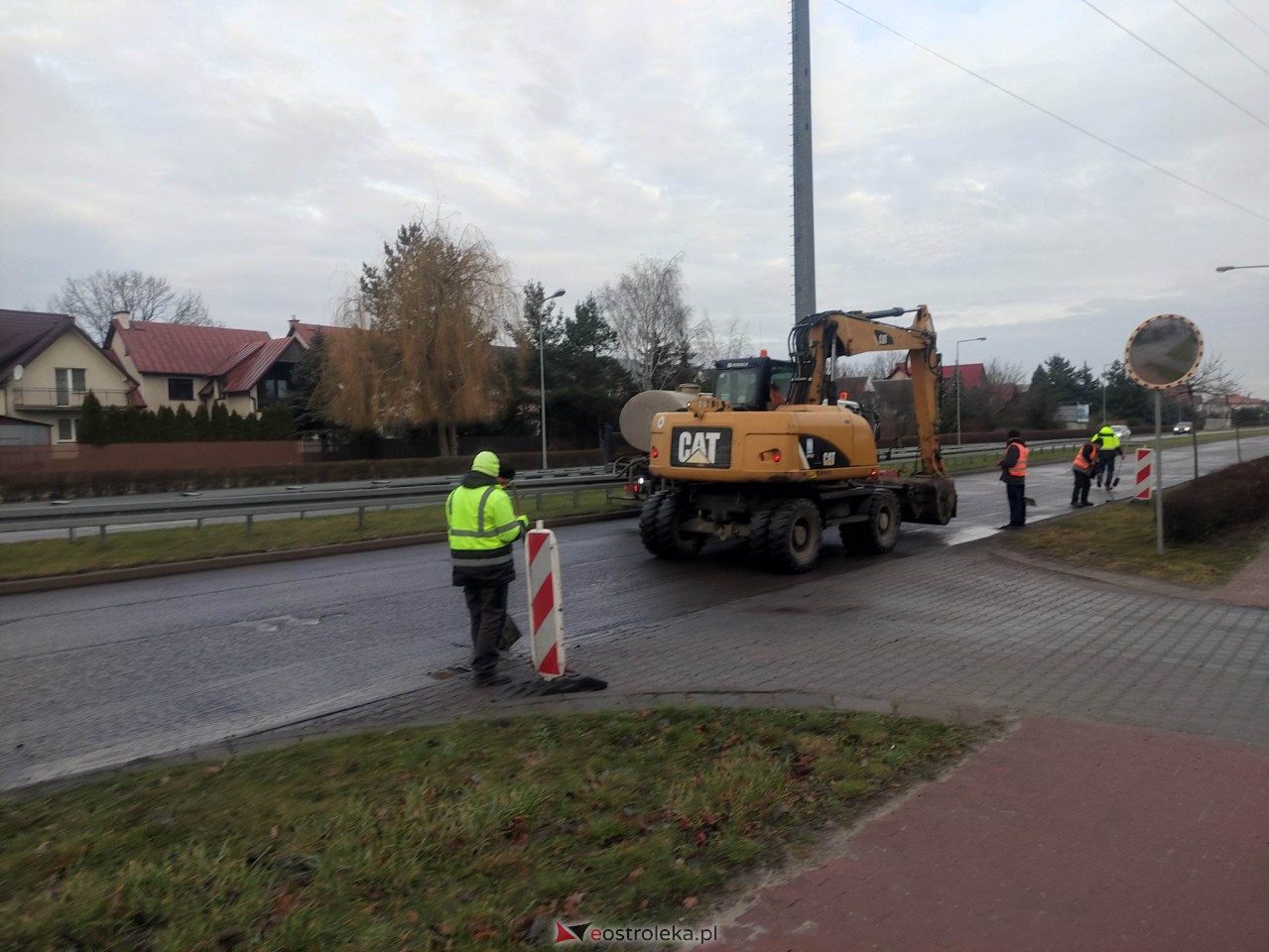 Utrudnienia na Bohaterów Warszawy. Drogowcy kładą asfalt na remontowanych odcinkach jezdni [02.01.2023] - zdjęcie #21 - eOstroleka.pl