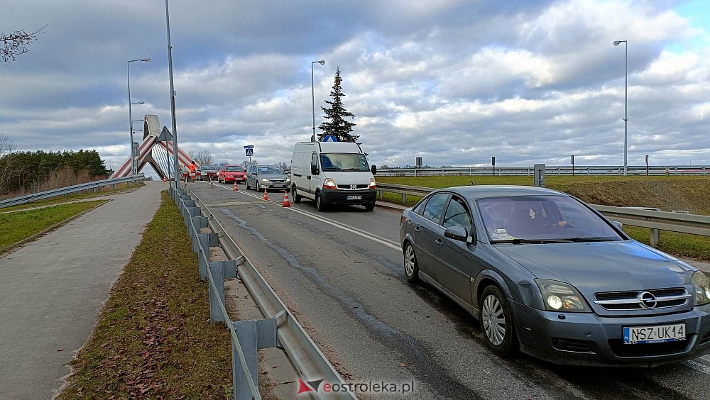 Usuwają ubytki w jezdni na moście Madalińskiego [03.01.2023] - zdjęcie #15 - eOstroleka.pl