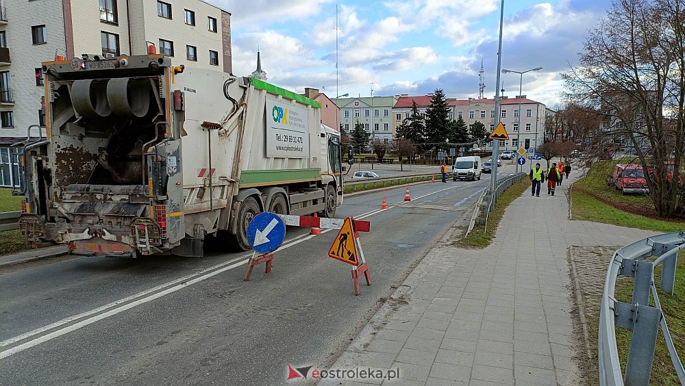 Usuwają ubytki w jezdni na moście Madalińskiego [03.01.2023] - zdjęcie #2 - eOstroleka.pl